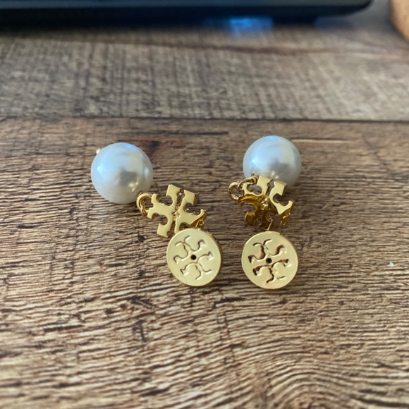 Tory Burch Golden T Logo White Pearl Earrings - Picture 3 of 3